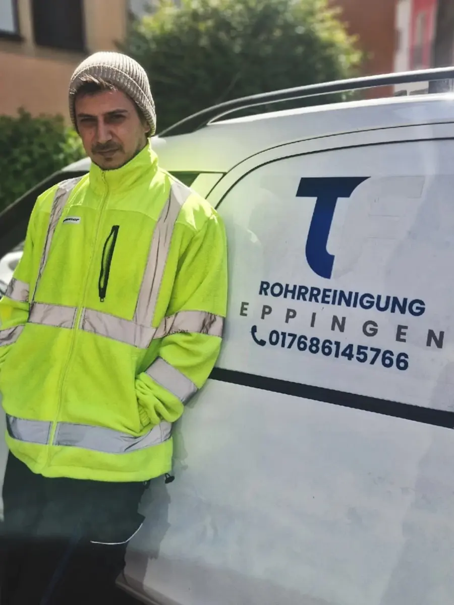 Florian-Victor Tamas in Arbeitskleidung vor seinem TF-Rohrreinigung-Fahrzeug